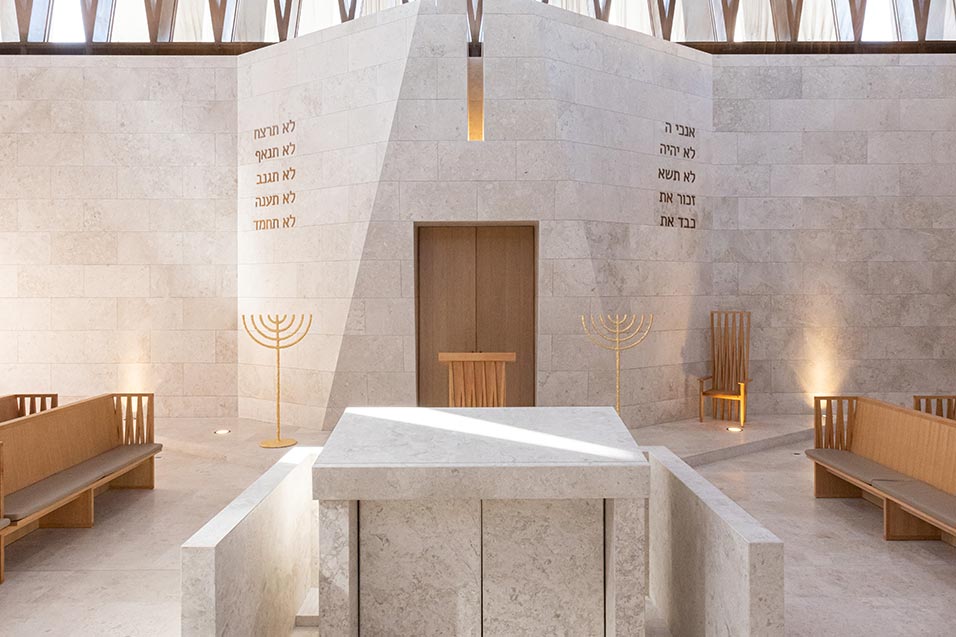 Moses Ben Maimon Synagogue Interior (Dror Baldinger)