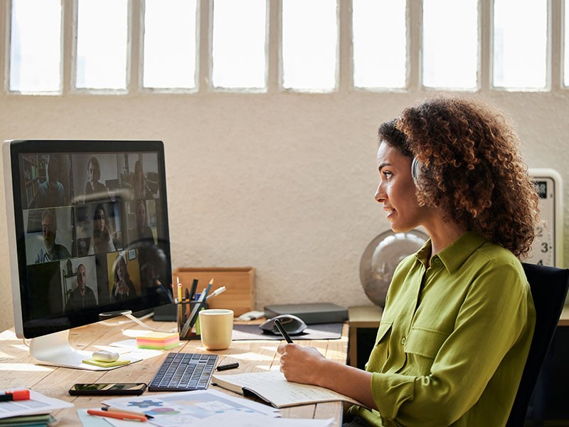 A girl looks at the laptop