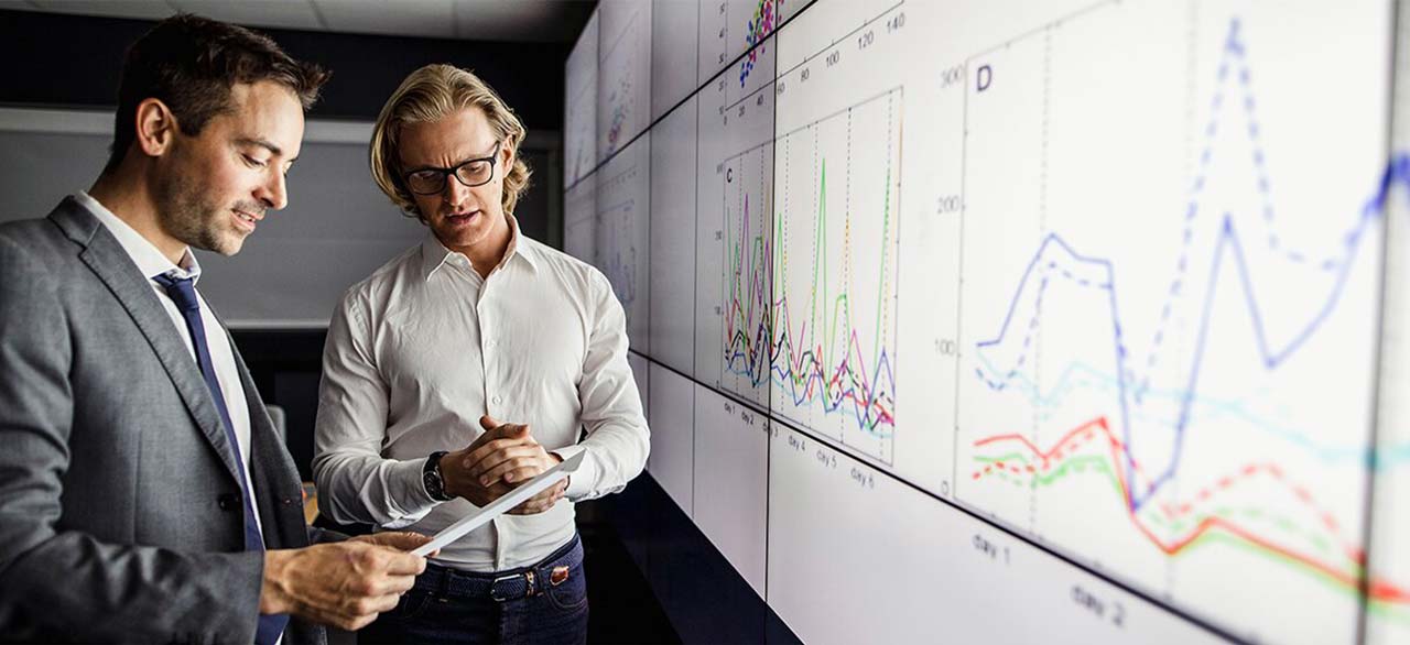 Two JLL employees analysing the data